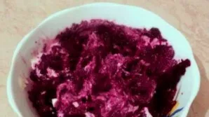 Also grate the beets, and then mix with salt and the remaining sauce.