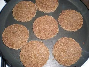 Can be served on a piece of bread previously dried in a pan or in the oven. If desired, you can rub the toast with garlic for taste.