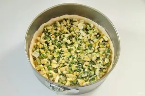 Put the filling on top of the dough.