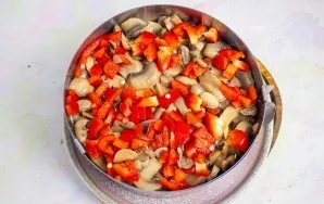 Peel the sweet paprika, cut into cubes and put on top of the mushrooms. Brush with a thin layer of mayonnaise.