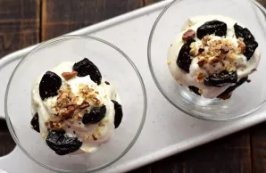 Cut the remaining nuts into pieces of different sizes. Sprinkle the top of the dessert with nuts.