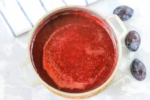 Scald the jars and lids with boiling water or sterilize in a water bath. Pour the plum jam back into the saucepan and bring to a boil.