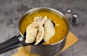 Remove the chicken drumsticks from the broth, remove the meat from the bone and put them back in the broth.