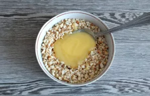 Add honey to the crushed nuts. You may need more or less than indicated, since its consistency is different. Stir. The resulting filling ...