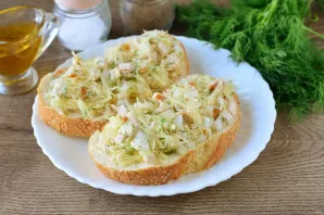 On one side, grease the slices of baguette with the filling.