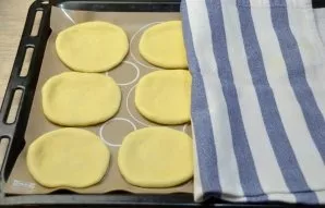 Flatten the dough ball into a pancake, put it on a baking sheet, cover with a dry napkin, 30 min.