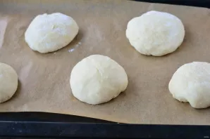 Divide the dough into 6-7 balls, put on a baking sheet with baking paper.