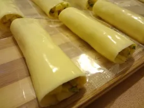 Twist the cheese into a roll and press the rim tightly. Due to the texture of the cheese, the roll does not need to be fixed with toothpi...