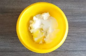 Make a curd filling. In a bowl, mix cottage cheese, egg, vanilla and sugar.