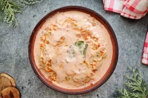 On top of the cabbage rolls, lay out the fried vegetables with flour and pour over the tomato-sour cream sauce.