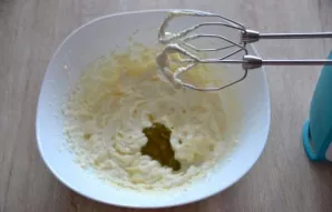 Add 1 teaspoon of pistachio paste to the cream, beat until smooth.