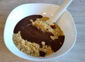 Pour the chocolate mixture into crushed cookies, mix.