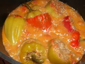 As soon as the liquid boils, reduce the heat to a minimum, cover with a lid and simmer the peppers for 40-45 minutes.