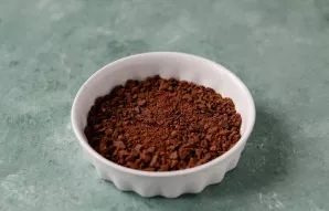 Dry the leftovers left over from the cakes in the oven and chop them into crumbs.