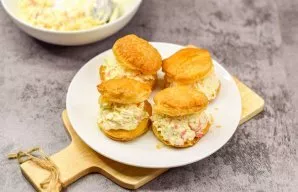 Cut the dough circles, but not completely. Then fill all the blanks with the prepared filling.