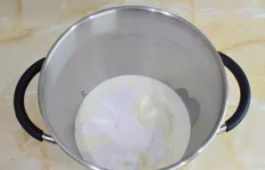 For cream, mix 33% cream, cottage cheese and icing sugar. Whip everything into a thick cream.