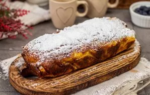 If desired, sprinkle the cooled cake with icing sugar.