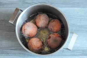 When the donuts are evenly browned, remove them from the pot.