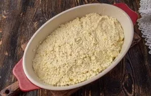 Put the curd mass in a mold, smooth it out. We put it to bake in an oven preheated to 180 degrees for 35-40 minutes