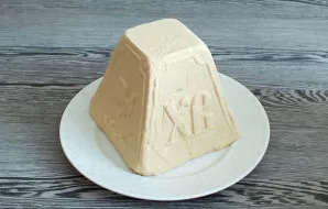 After the mentioned time, remove the cake from the form.