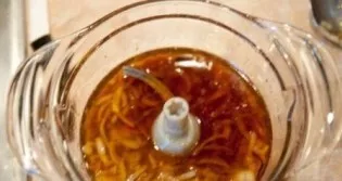 Mix the onion and juice with a blender and serve with chicken.