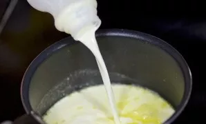 Pour in the cream and butter that remained after frying the filling, simmer for another 2 minutes.