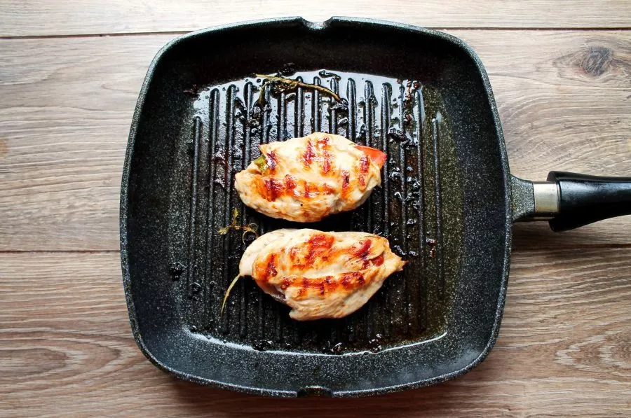 Brush the grill pan with the remaining garlic oil and heat it over medium heat. Cook over medium heat until golden brown, about 10 minute...