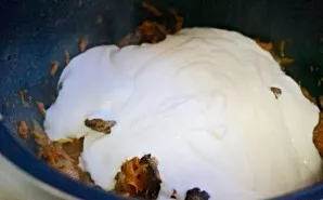 Add sour cream, stir and bring to a boil. If the sour cream is very greasy, you can dilute it with water.