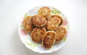 Chicken cutlets with apple and parsley are ready.