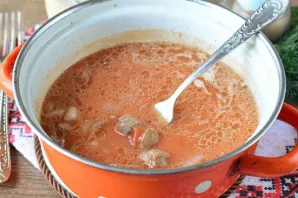 Pour soft stomachs with tomato sauce. Simmer for 10-12 minutes under the lid over low heat.