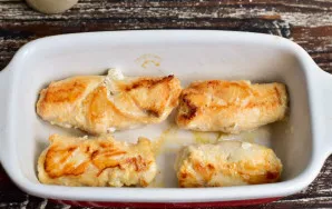 Transfer the rolls to the baking dish. Send the container to the oven heated to 190 degrees for 15-20 minutes.