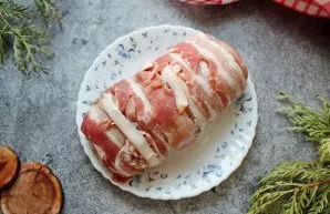 On top of the film, put the bacon in one layer by overlaying and wrap the wrapper.