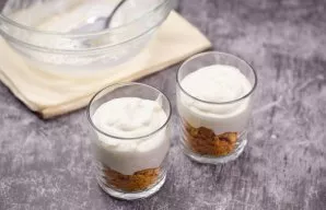 Then fill the glasses with cream.