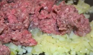 Add the mince to the onion in the pan, mix.