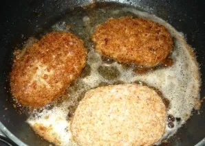 Heat vegetable oil in a pan and fry zrazus on all sides in it until golden brown. Then cover the pan with a lid and over low heat fully p...