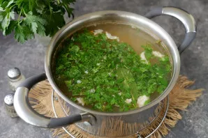 Finely chop the fresh herbs, put in your ear, stir and turn off the stove. Leave the soup under the lid for 10 minutes to reveal all the ...