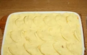 Spread the porridge in a nice and even layer. For a cheesy crust, sprinkle with the remaining grated cheese.