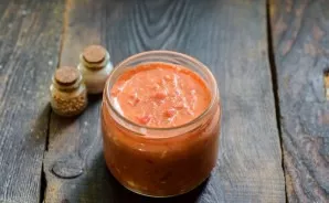 Lay out the adjika in sterile jars, roll up and put in the cellar for storage.