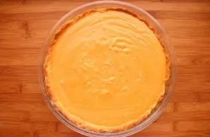 Reduce the temperature in the oven to 190 degrees. Pour the filling over the crust and bake for 35-40 minutes. If the cake is too browned...