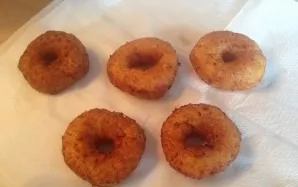 We distribute the prepared donuts on paper napkins, let the excess oil be absorbed.
