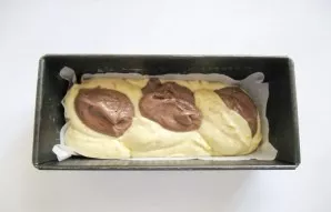 Alternately pour light and dark dough into the cake mold.