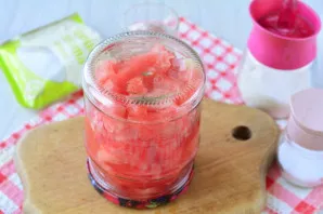 Close the jars with lids and turn them upside down, check if the juice runs out.