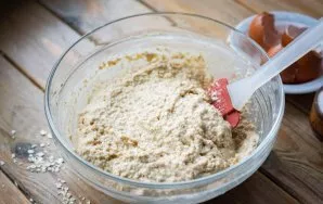 Stir them until you get a homogeneous oatmeal dough. The consistency of the dough is thick and viscous, you need to pour it into the form...