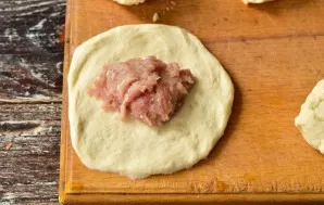 Make a pancake from each piece and put the mince in the center.