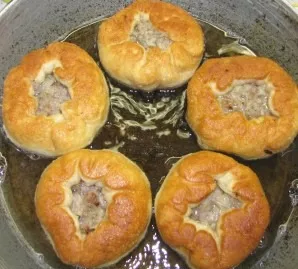 Turn. We bake for 5-7 minutes, constantly turning over. Before serving, allow the beliashes prepared in the pan with the meat to cool. En...