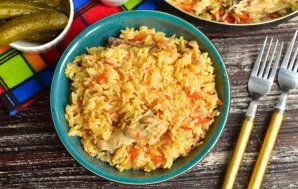 Tasty and fluffy pilaf with chicken ready!