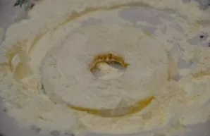 In order for the dough to adhere well to the apple, it is best to lightly roll it in flour.