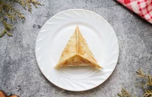 Grasp the two edges almost to the middle, then bring the middle of the free semicircle to the seam and pinch the remaining two edges. You...