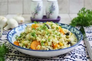 Bulgur with mushrooms, corn and green peas is ready. Serve warm.