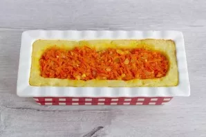 When the casserole is ready, let it stand for 5 minutes, cover with a container and turn over. You can serve.